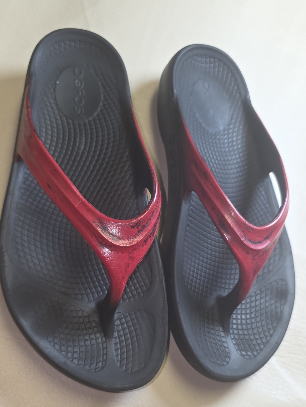 OOFOS Women's Black Sandals with Red Thongs